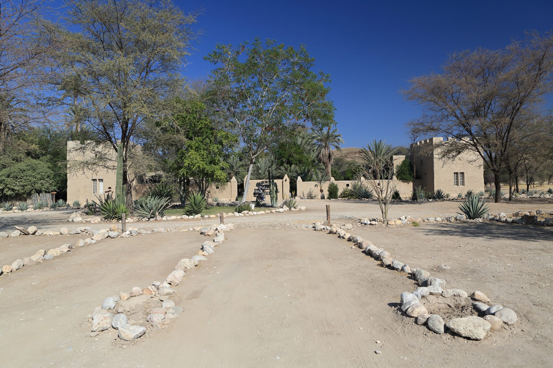 O Fort Sesfontein, forte colonial alemão restaurado e hoje lodge, na povoação-oásis de Sesfontein, Namíbia