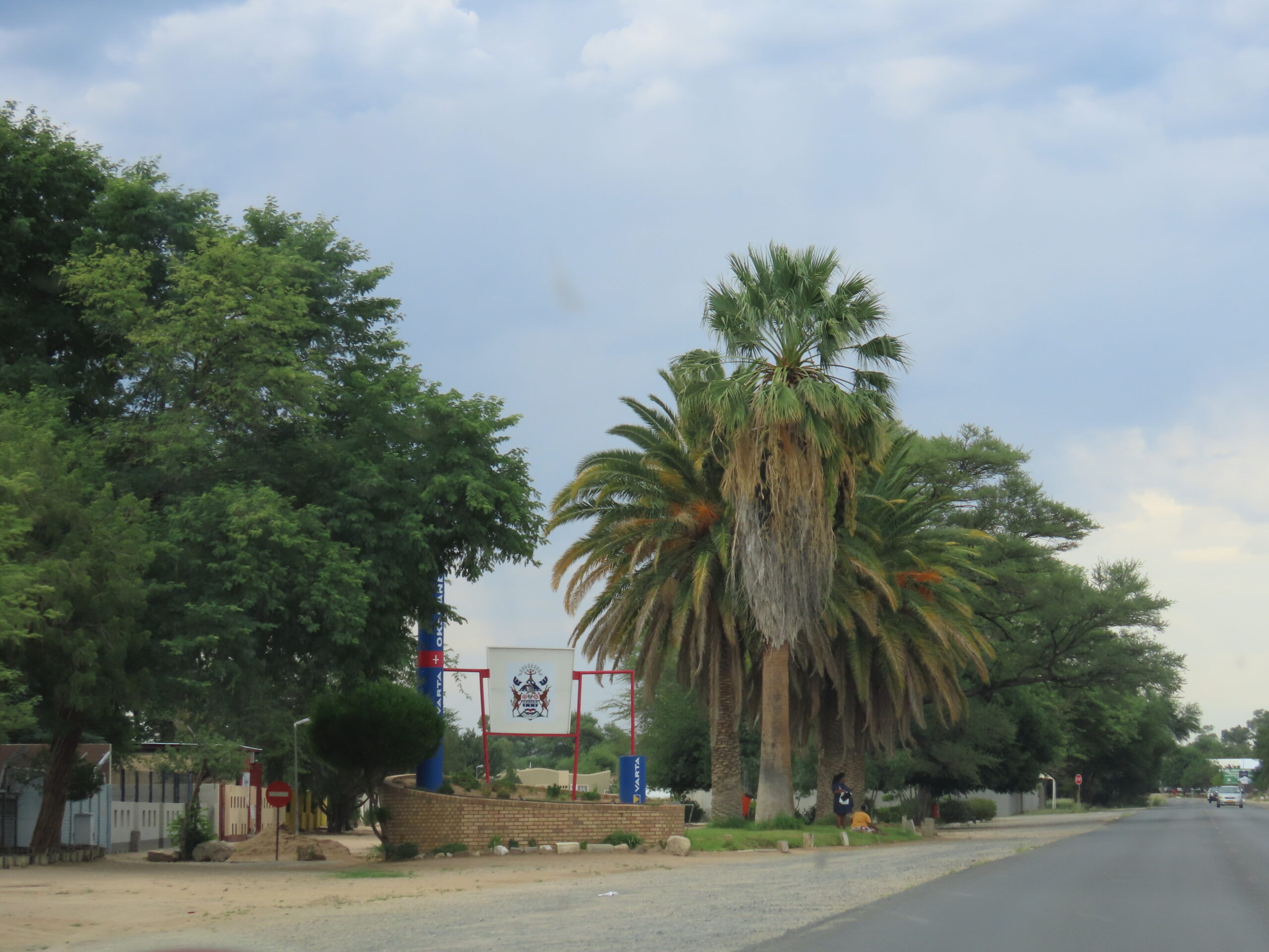 Cartel junto a la carretera que señala la entrada a la ciudad de Okahandja, Namibia