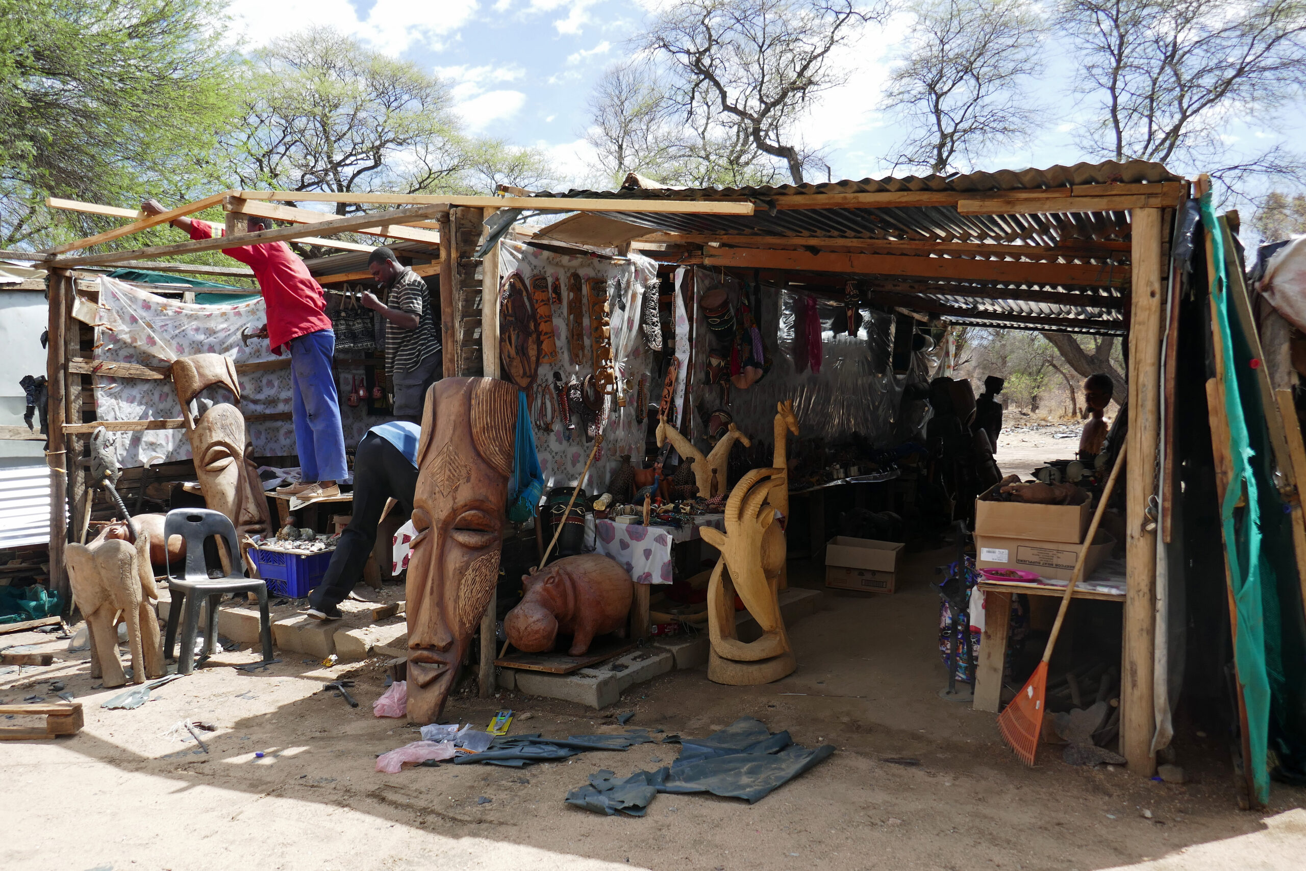Tallas de madera y artesanía a la venta en el mercado junto a la carretera de Okahandja, Namibia