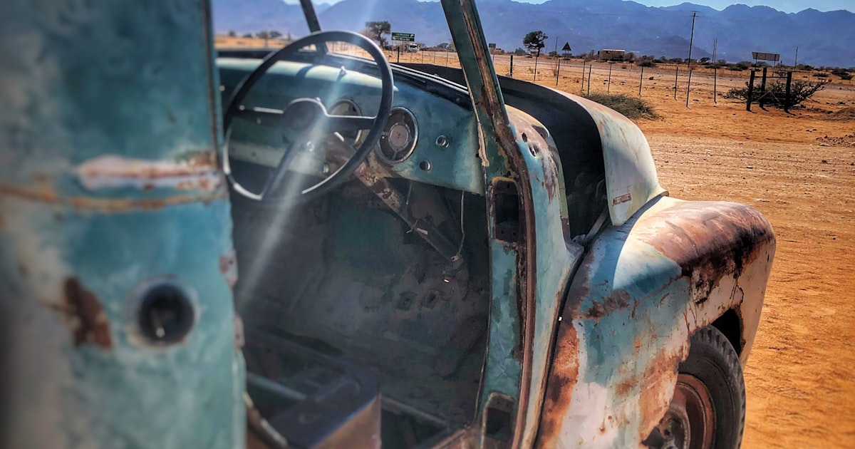 Destroços enferrujados de um automóvel antigo no deserto em Solitaire, Namíbia