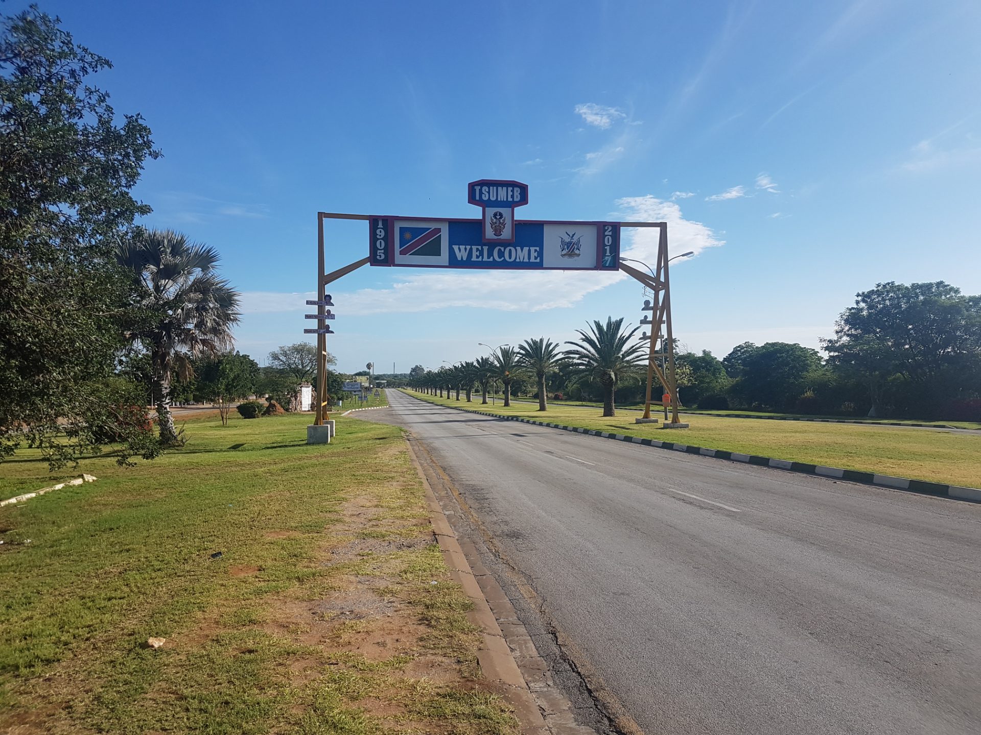 Cartel junto a la carretera que da la bienvenida a la localidad de Tsumeb, Namibia