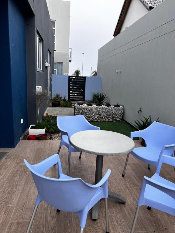 5078 Swakopmund: patio with table and chairs