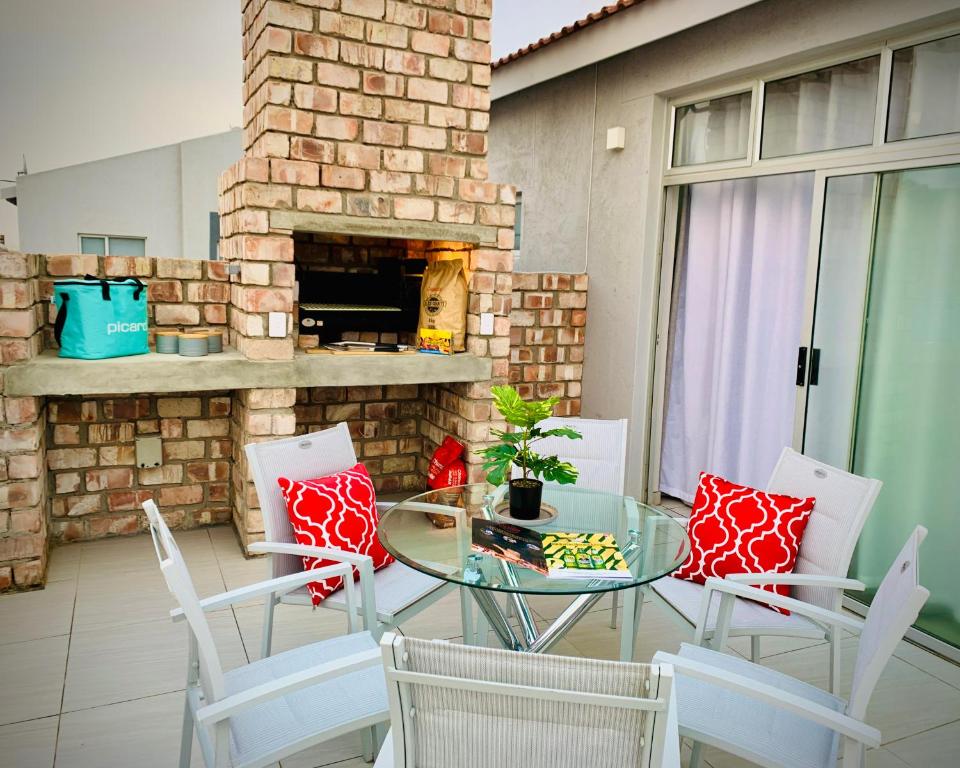 Alamar Self Catering Apartment 39 Ongwe, Swakopmund: patio with fireplace