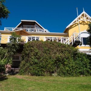Alte Villa Boutique Hotel Luderitz: yellow villa exterior