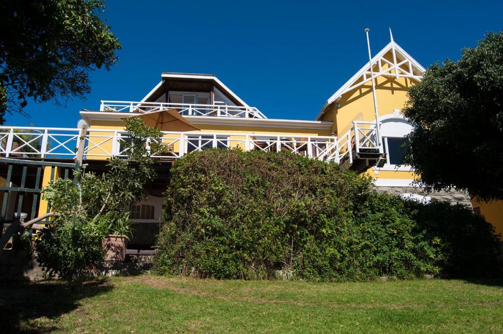 Alte Villa Boutique Hotel Luderitz: yellow villa exterior