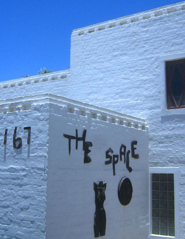 Alternative Space B and B Swakopmund:白色涂装的建筑外观