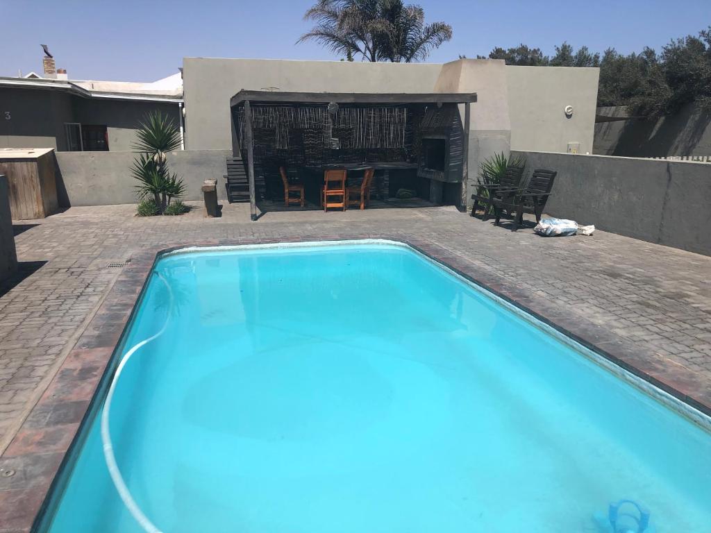 Anas Inn Walvis Bay: swimming pool and house exterior