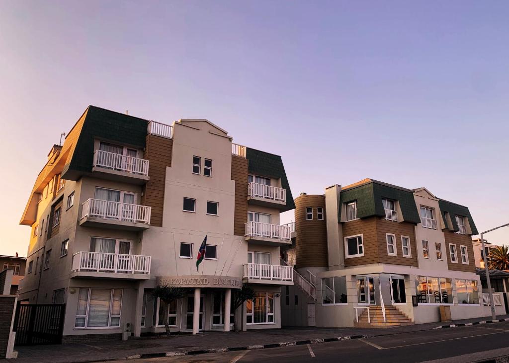 Artemis Hotel Swakopmund: esterno dell'edificio visto dalla strada