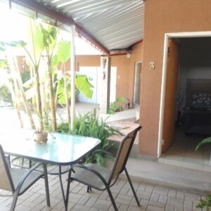 Aub Guesthouse Mariental: covered patio seating
