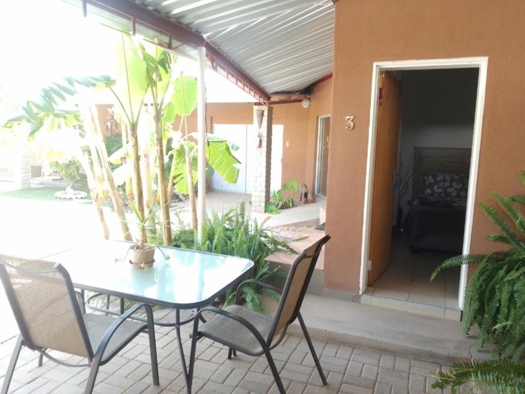Aub Guesthouse Mariental: covered patio seating