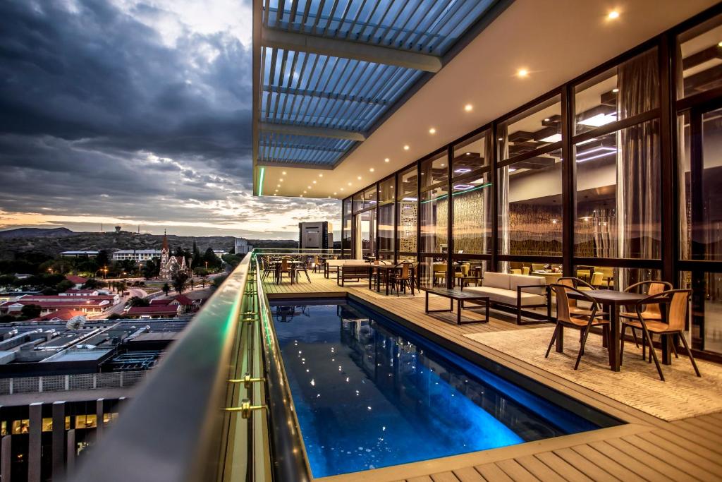 Avani Windhoek Hotel & Casino: hotel building and swimming pool