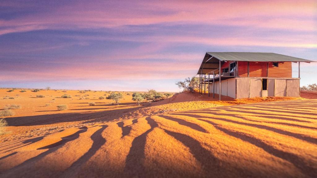 Bagatelle Kalahari Game Ranch: chalet in the Kalahari dunes
