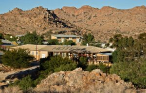 Bahnhof Hotel Aus: edificio del hotel con las montañas al fondo
