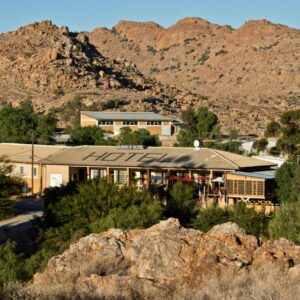 Bahnhof Hotel Aus: hotel building with the mountains behind