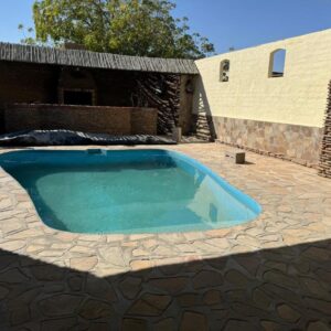 Bahnhof Hotel Usakos: swimming pool and courtyard