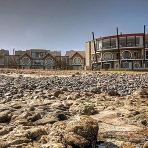 Beach Lodge Swakopmund: lodge building on the rocky Atlantic beach