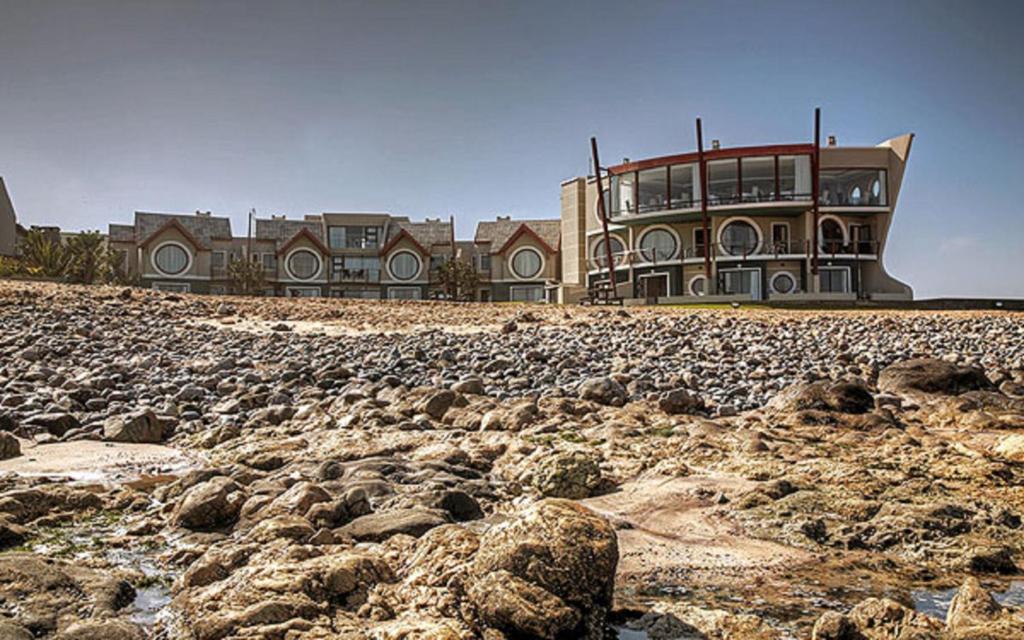Beach Lodge Swakopmund: lodge building on the rocky Atlantic beach