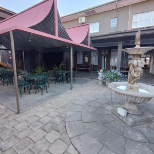 Birds Mansions Hotel: courtyard fountain and seating