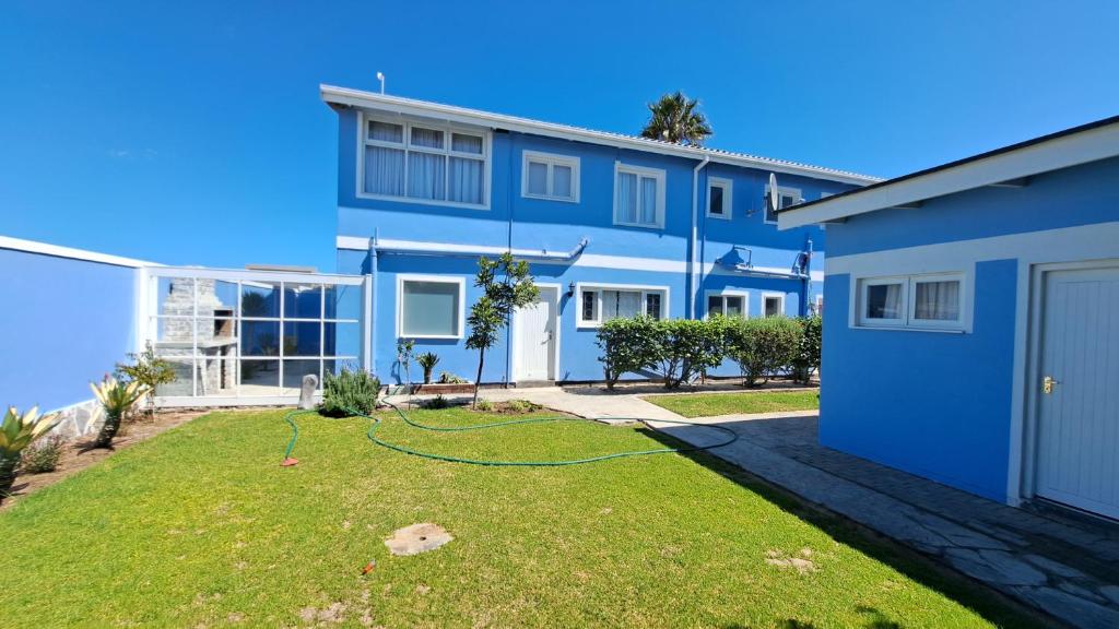 Blue Beach Cottage Self Catering, Swakopmund: blue cottage exterior and yard