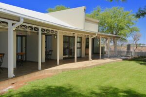 Boutique Guesthouse Mariental：宾馆外观和花园