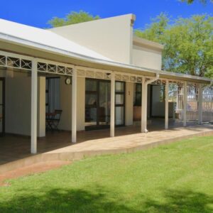 Boutique Guesthouse Mariental: guesthouse exterior and garden