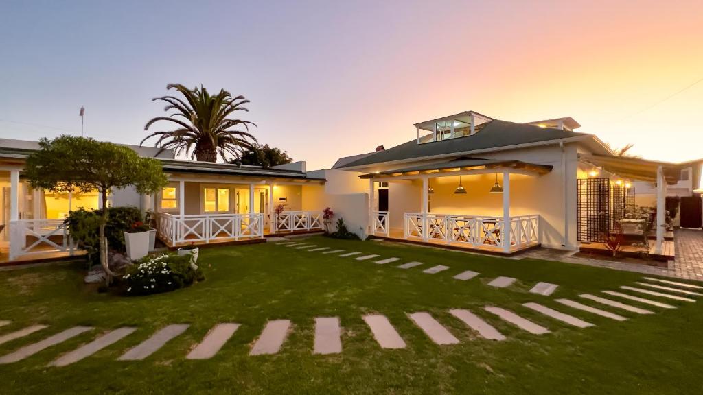 Brigadoon Boutique Guesthouse, Swakopmund: casa de hóspedes e relvado