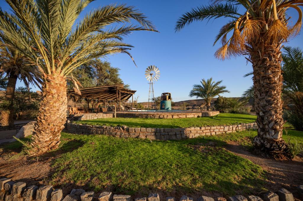 Canyon Roadhouse Campsite: campsite grounds with palms