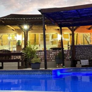 Carlos Mountain Lodge: lodge building and swimming pool