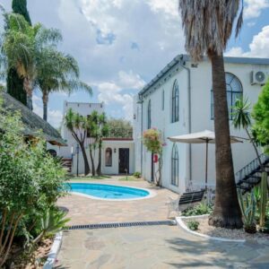 Casa Blanca Boutique Hotel, Windhoek: swimming pool and palm trees
