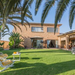 Chala-Kigi Apartments Swakopmund: garden seating and palm tree