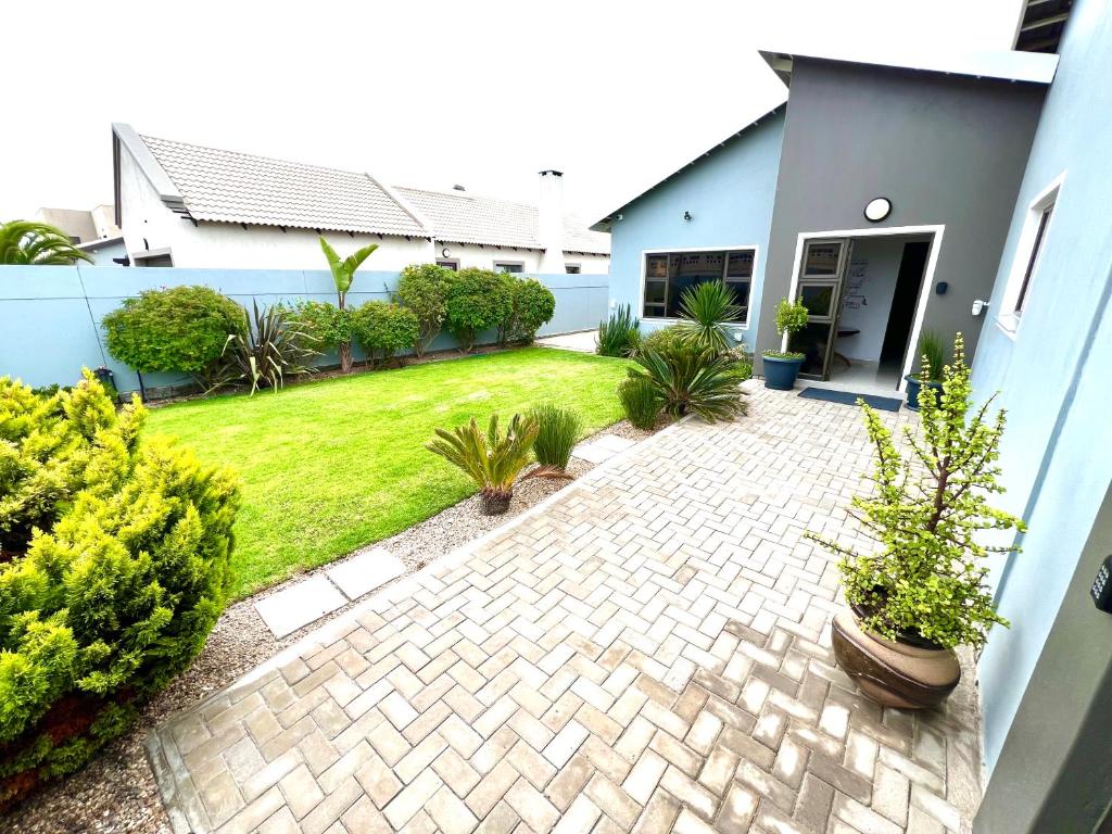 Crossroads Luxury Accommodation, Swakopmund: planted courtyard