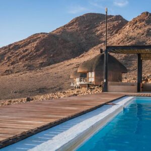 Desert Hills Lodge: swimming pool with mountain backdrop