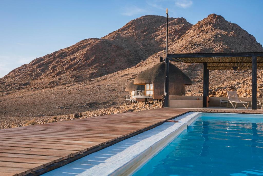 Desert Hills Lodge: swimming pool with mountain backdrop