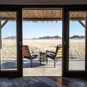 Desert Homestead Lodge: veranda seating with desert view