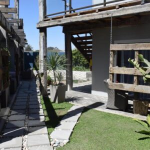 Driftwood Guesthouse Swakopmund: garden patio and lawn