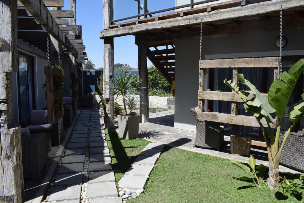 Driftwood Guesthouse Swakopmund: garden patio and lawn