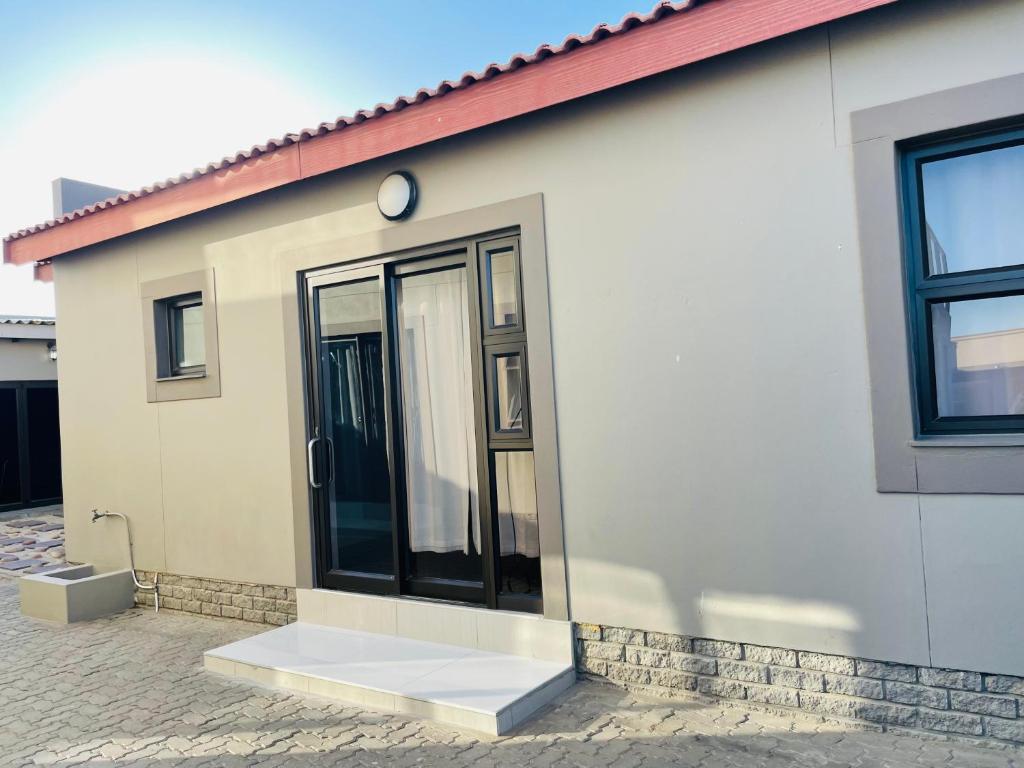 E and P Cave Swakopmund: exterior de la casa blanca