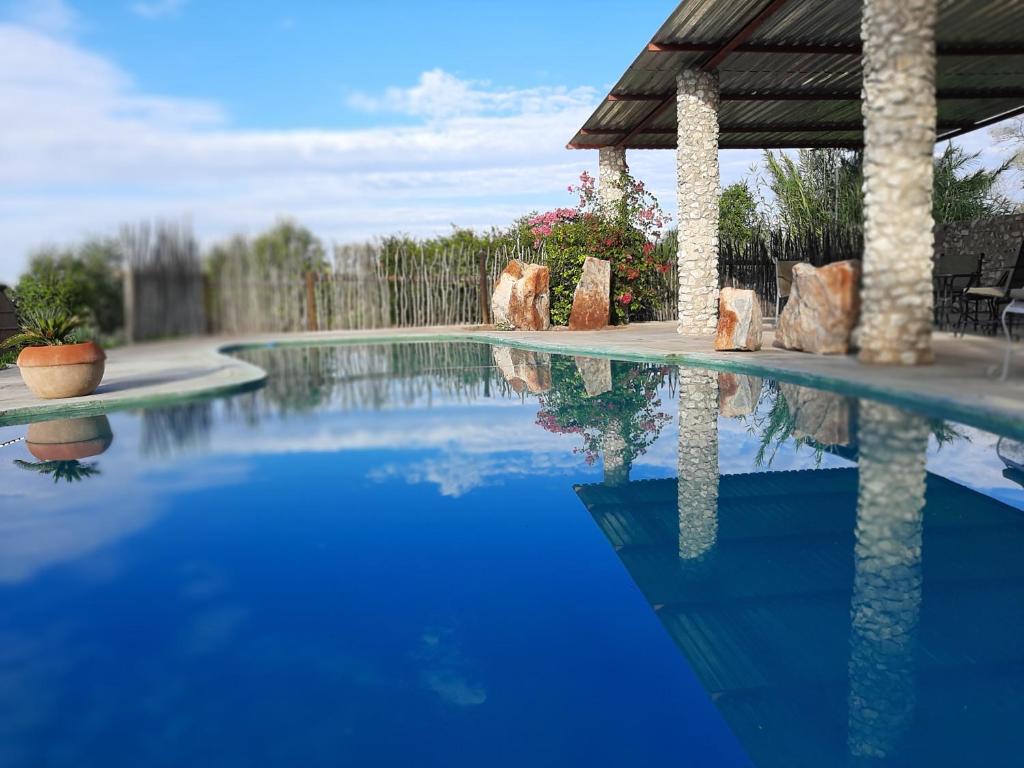 Eldorado Lodge: swimming pool and shaded gazebo