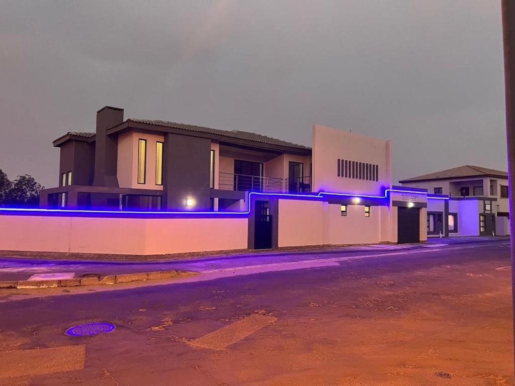 Elilo Bed and Breakfast Walvis Bay: house exterior at dusk