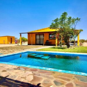 Etoko Farm Camp: swimming pool in front of the farmhouse