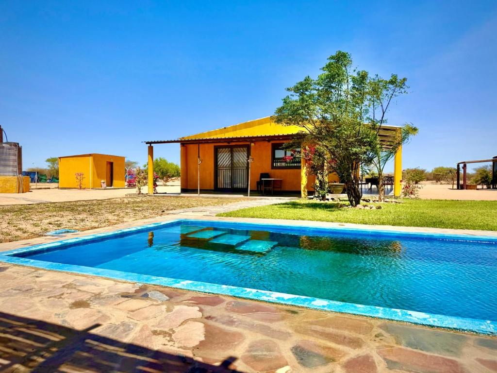 Etoko Farm Camp: swimming pool in front of the farmhouse