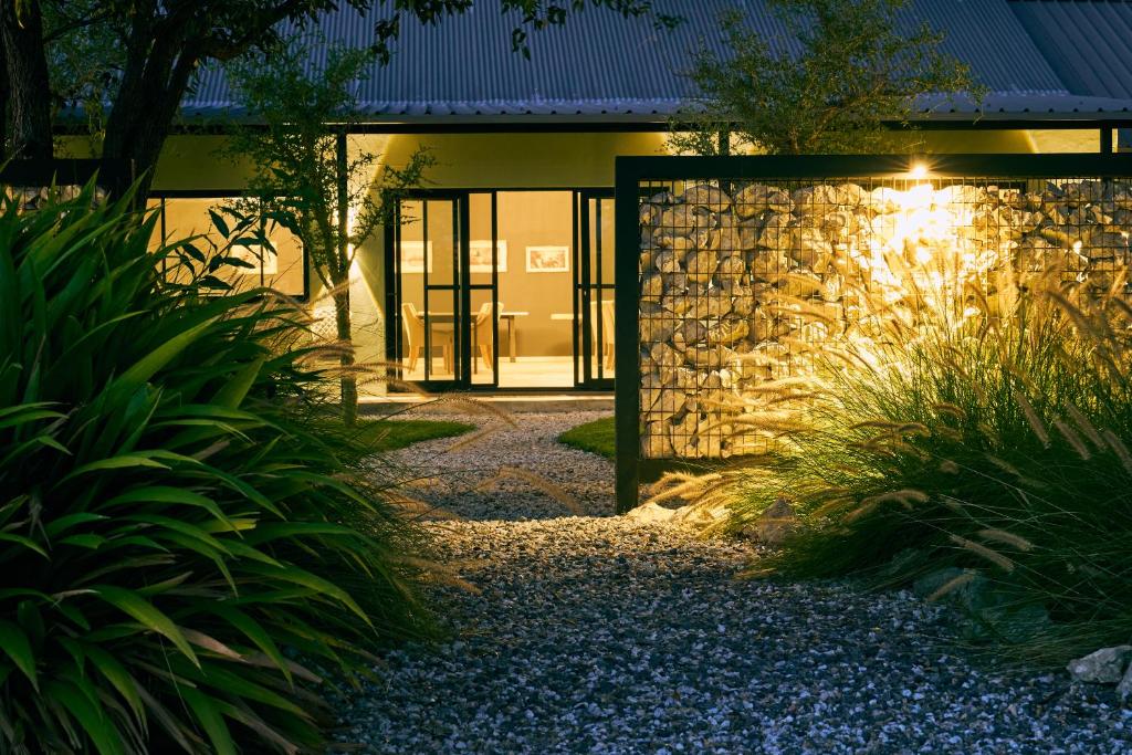 Etosha Omusati Lodge: stone lodge building and pathway