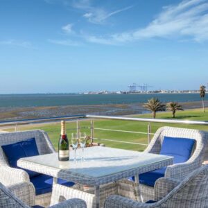 Flamingo Villas Boutique Hotel Walvis Bay: balcony seating overlooking the lagoon