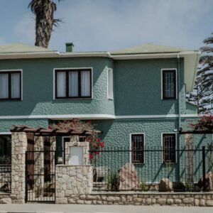 Fritz Manor Bed and Breakfast Swakopmund: guesthouse exterior with palm tree