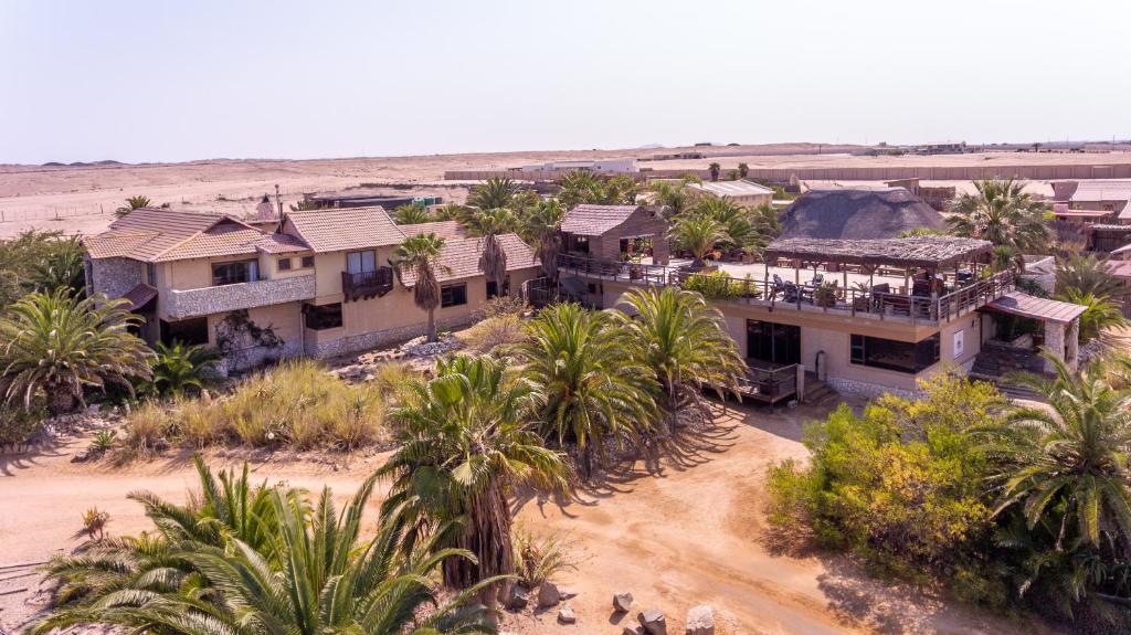 Gecko Ridge, Swakopmund: aerial view of the property and palm trees