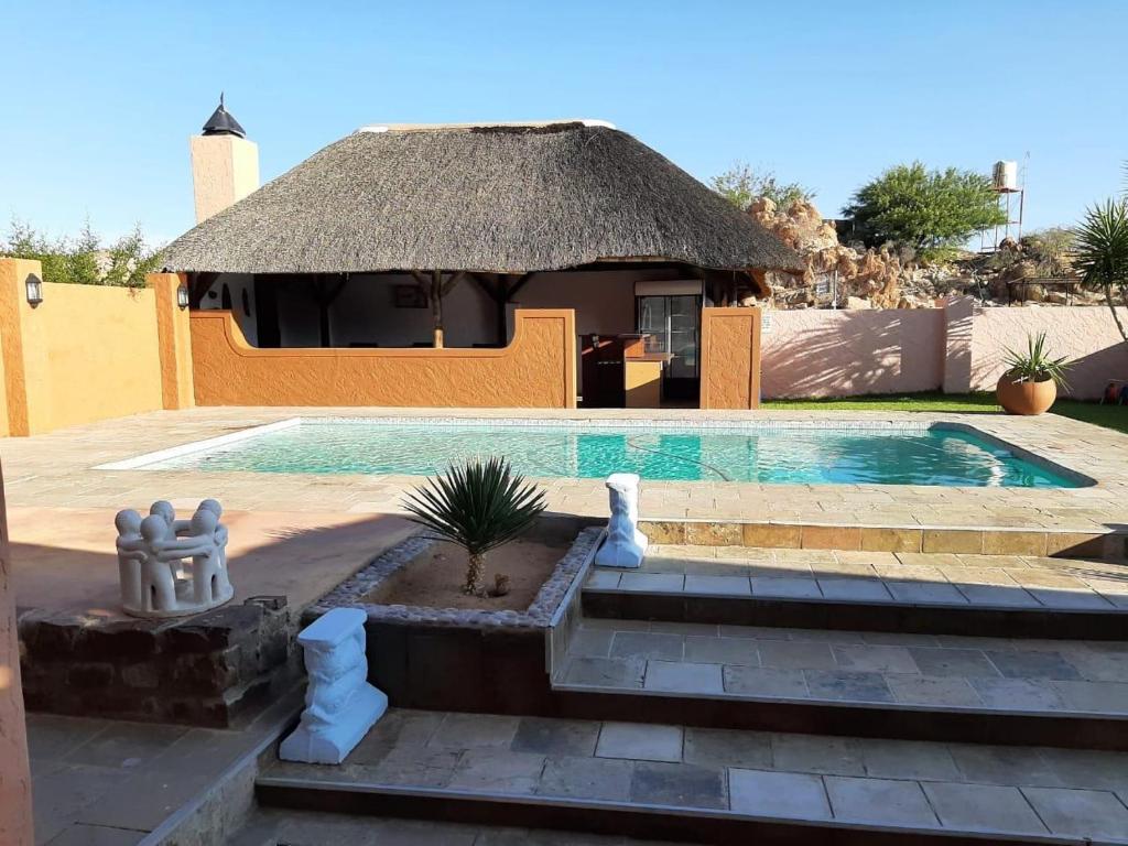 Goibib Mountain Lodge: thatched lodge and swimming pool