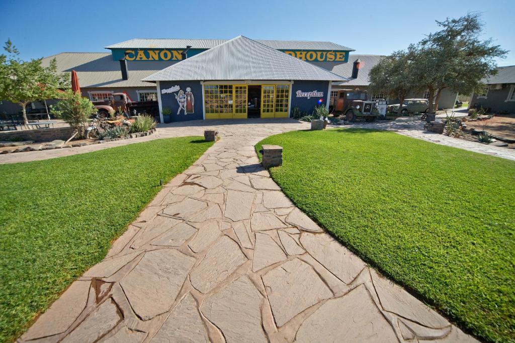Gondwana Canyon Roadhouse: roadhouse building and walkway
