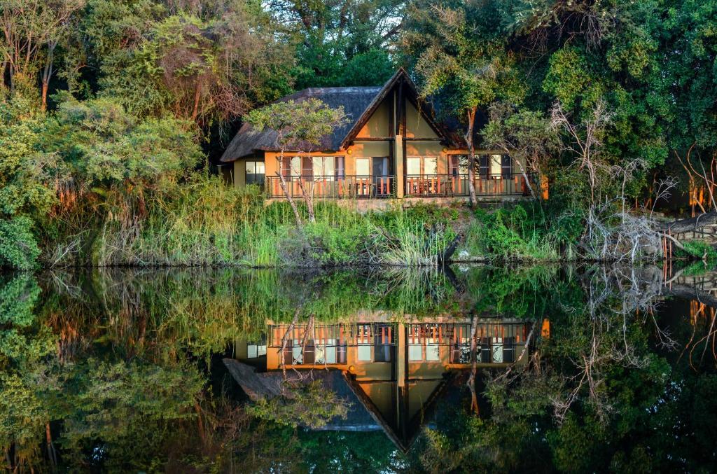 Gondwana Namushasha River Lodge: chalet beside the Kwando River