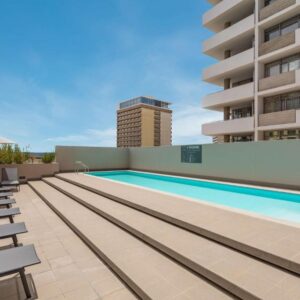 Hilton Garden Inn Windhoek: swimming pool and loungers