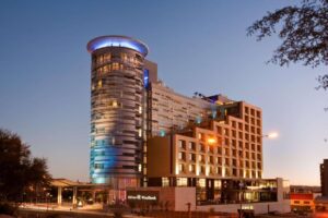Hilton Windhoek: башня отеля в центре города